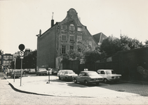 863360 Gezicht op het tijdelijke parkeerterrein op de hoek van het Jacobskerkhof (voorgrond) en de Oudegracht in Wijk C ...